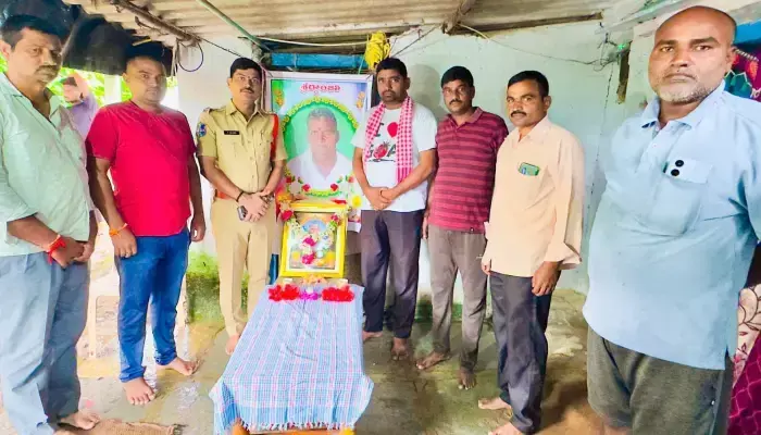 మృతుడి కుటుంబానికి సిఐ పరామర్శ