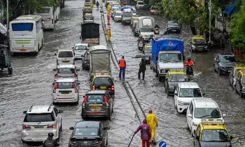 Mumbai: ముంబై జలమయం.. రెడ్ అలర్ట్ జారీ చేసిన ఐఎండీ