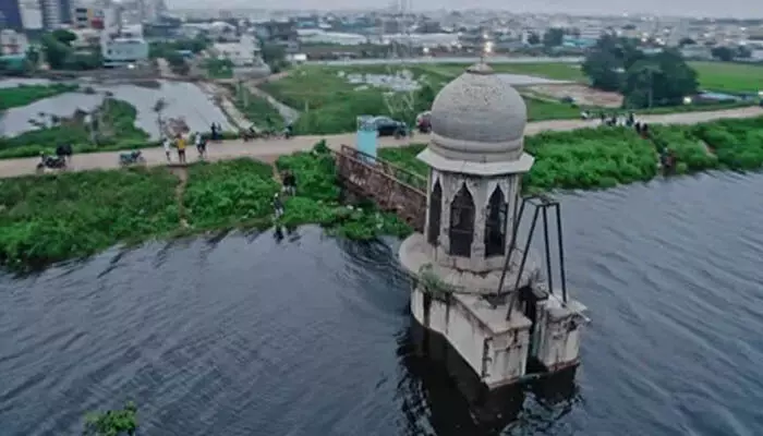 ఫాక్స్ సాగర్ చెరువులో అక్రమ నిర్మాణాలకు ఇరిగేషన్ సహకారం! ఫాక్స్ సాగర్ చెరువులో అక్రమ నిర్మాణాలకు ఇరిగేషన్ సహకారం!