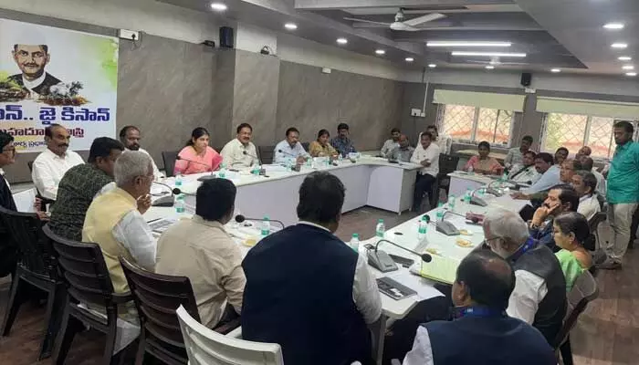 గిరిజన రైతుల సమస్యల పరిష్కారానికి ప్రభుత్వానికి నివేదిక : రైతు కమిషన్ గిరిజన రైతుల సమస్యల పరిష్కారానికి ప్రభుత్వానికి నివేదిక : రైతు కమిషన్