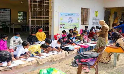 ప్రీ ప్రైమరీ స్కూళ్లలో సిబ్బంది కొరత.. పట్టించుకోని అధికారులు