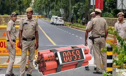 ఆ రెండు స్కూళ్లకు బాంబు బెదిరింపు.. కొనసాగుతోన్న పోలీసుల సోదాలు