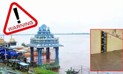 భద్రాచలం వద్ద భయానకంగా గోదావరి.. మొదటి ప్రమాద హెచ్చరిక జారీ