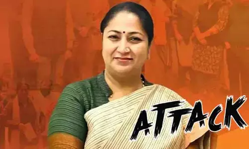 దేశ రాజధానిలో మరో సంచలనం.. సీఎం రేఖా గుప్తాపై ఆగంతకుడి దాడి