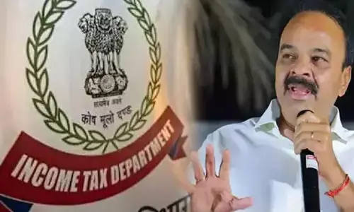 IT Raids: చేవెళ్ల మాజీ ఎంపీ ఇంట్లో కొనసాగుతున్న ఐటీ సోదాలు