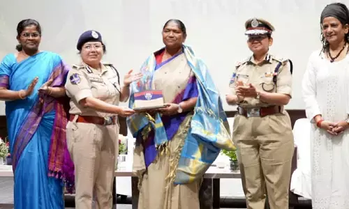 తమిళనాడు తరహాలో మహిళా పోలీస్‌లకు యూనిఫార్మ్‌ ఉండాలి: సీతక్క కీలక సూచనలు