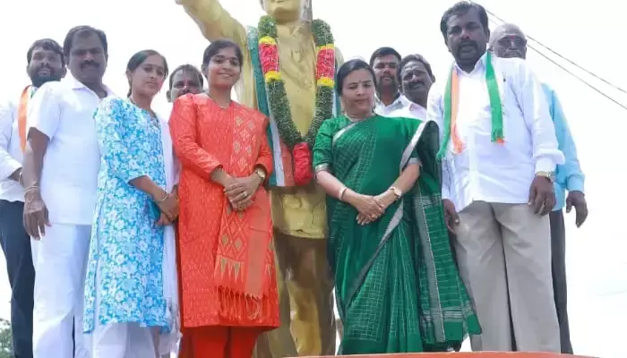 రాజీవ్ గాంధీ జయంతి వేడుకల్లో యశస్విని రెడ్డి, ఝాన్సీ రెడ్డి