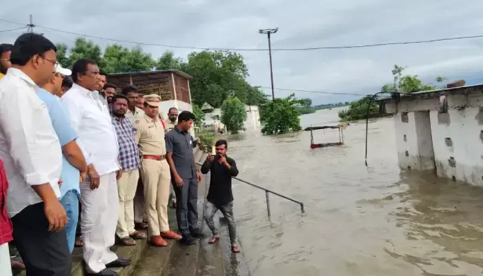 గోదావరిలో వరద ఉధృతిని పరిశీలించిన మంత్రి అడ్లూరి లక్ష్మణ్