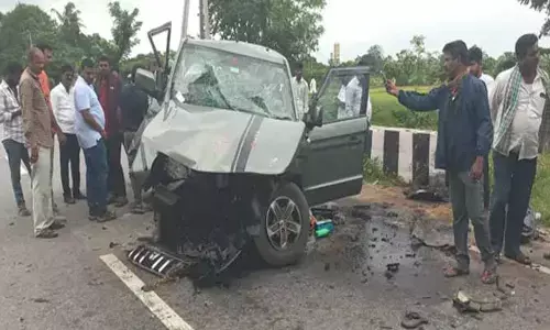 డివైడర్‌ను ఢీకొట్టిన కారు.. దంపతులు స్పాట్ డెడ్