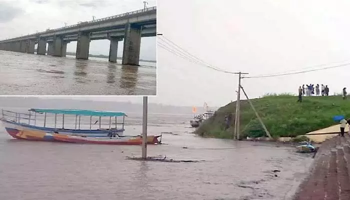 పోలవరం జిల్లాలో విషాదం.. ఇద్దరు మత్య్సకారుల మృతి పోలవరం జిల్లాలో విషాదం.. ఇద్దరు మత్య్సకారుల మృతి