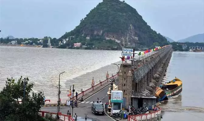 కృష్ణమ్మ ప్రవాహం.. లోతట్టు ప్రాంతాల వారికి హెచ్చరిక కృష్ణమ్మ ప్రవాహం.. లోతట్టు ప్రాంతాల వారికి హెచ్చరిక