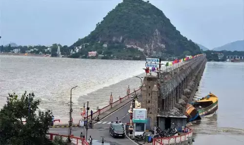 కృష్ణమ్మ ప్రవాహం.. లోతట్టు ప్రాంతాల వారికి హెచ్చరిక
