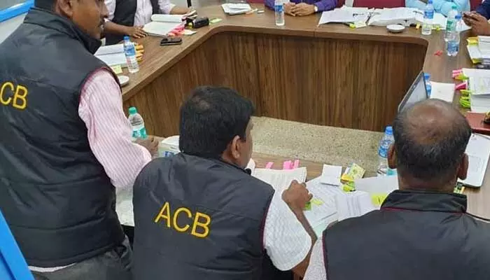 ఏసీబీ వలలో Ap కార్మిక శాఖ జేసీ.. ఆరు చోట్ల తనిఖీలు ఏసీబీ వలలో Ap కార్మిక శాఖ జేసీ.. ఆరు చోట్ల తనిఖీలు