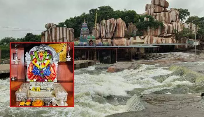 తొమ్మిది రోజులుగా జలదిగ్బంధంలోనే దుర్గమ్మ తొమ్మిది రోజులుగా జలదిగ్బంధంలోనే దుర్గమ్మ