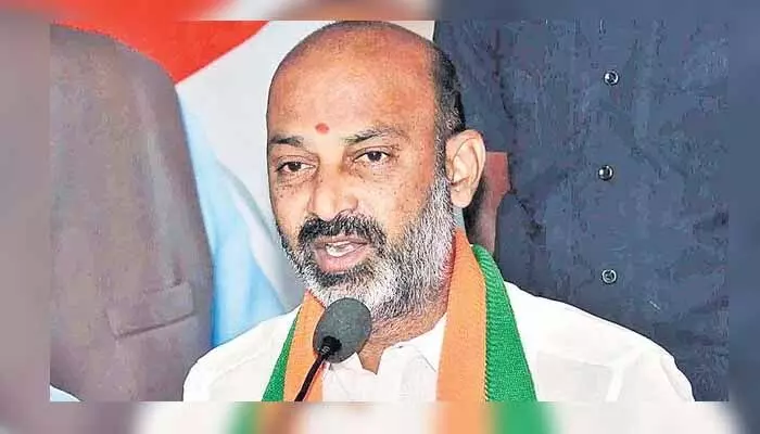 బీజేపీ అంటే అంత భయమెందుకు.. ప్రభుత్వంపై బండి సంజయ్ ఆగ్రహం బీజేపీ అంటే అంత భయమెందుకు.. ప్రభుత్వంపై బండి సంజయ్ ఆగ్రహం