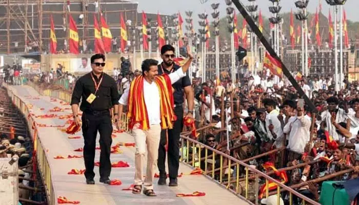 నేను ఒంటరిని కాదు.. సముద్రాన్ని.. వైరల్ అవుతున్న విజయ్ ఇన్స్టా వీడియో నేను ఒంటరిని కాదు.. సముద్రాన్ని.. వైరల్ అవుతున్న విజయ్ ఇన్స్టా వీడియో