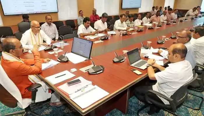 శ్రీవారి సాలకట్ల బ్రహ్మోత్సవాలు.. ఏర్పాట్లపై టీటీడీ ఈవో సమీక్ష శ్రీవారి సాలకట్ల బ్రహ్మోత్సవాలు.. ఏర్పాట్లపై టీటీడీ ఈవో సమీక్ష