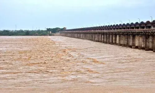 ధవళేశ్వరం బ్యారేజ్‌కు వరద ఉధృతి.. రెండో ప్రమాద హెచ్చరిక