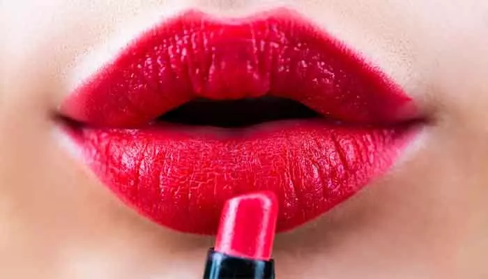 Risk with lipstick : లిప్స్టిక్ ఎక్కువగా వాడితే కిడ్నీలు దెబ్బతినొచ్చు..! ఇంకా ఆ సమస్యలు కూడా.. Risk with lipstick : లిప్స్టిక్ ఎక్కువగా వాడితే కిడ్నీలు దెబ్బతినొచ్చు..! ఇంకా ఆ సమస్యలు కూడా..