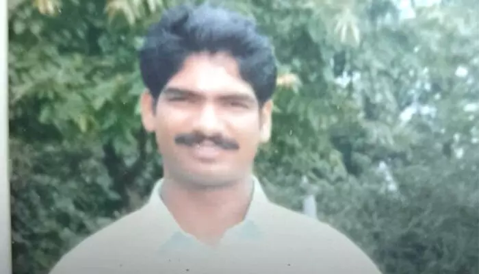 ధర్మస్థలం కేసులో సంచలన పరిణామం.. శవాలను పూడ్చిపెట్టిన శానిటరీ వర్కర్ ఫేస్ రివీల్ ధర్మస్థలం కేసులో సంచలన పరిణామం.. శవాలను పూడ్చిపెట్టిన శానిటరీ వర్కర్ ఫేస్ రివీల్