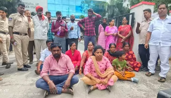 కూకట్ పల్లి పోలీస్ స్టేషన్ ముందు సహస్ర కుటుంబ సభ్యులు ధర్నా... కూకట్ పల్లి పోలీస్ స్టేషన్ ముందు సహస్ర కుటుంబ సభ్యులు ధర్నా...