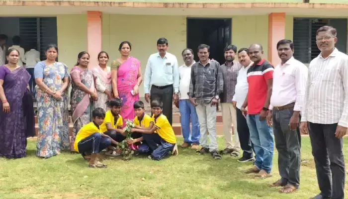 మొక్కలు నాటి పర్యావరణాన్ని పరిరక్షించుకోవాలి మొక్కలు నాటి పర్యావరణాన్ని పరిరక్షించుకోవాలి