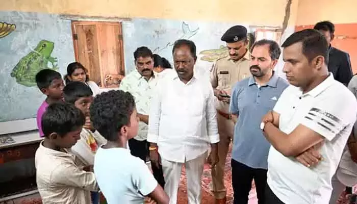 తాగునీటిలో పురుగుల మందు ఘటన.. నలుగురు సస్పెండ్ తాగునీటిలో పురుగుల మందు ఘటన.. నలుగురు సస్పెండ్