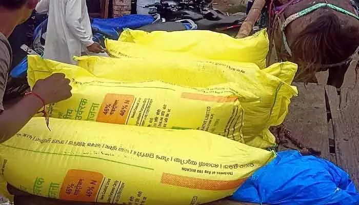 యూరియాతో రాజకీయమా? యూరియాతో రాజకీయమా?