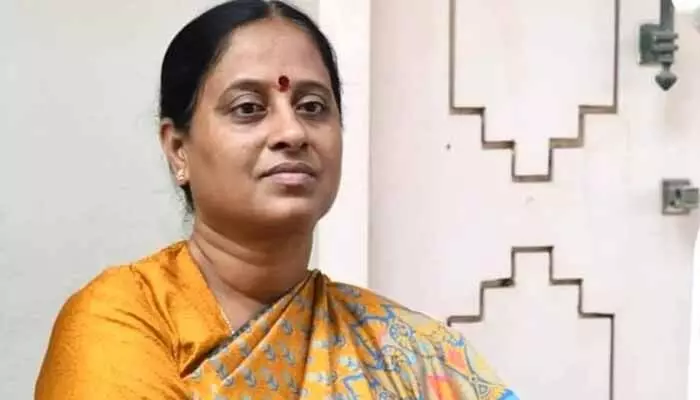 రైలు ప్రమాదంలో కాళ్లు కోల్పోయిన యువకుడికి మంత్రి కొండా సురేఖ బాసట రైలు ప్రమాదంలో కాళ్లు కోల్పోయిన యువకుడికి మంత్రి కొండా సురేఖ బాసట