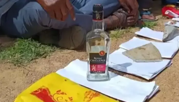 మందు సీసాలతో రైతుల నిరసన