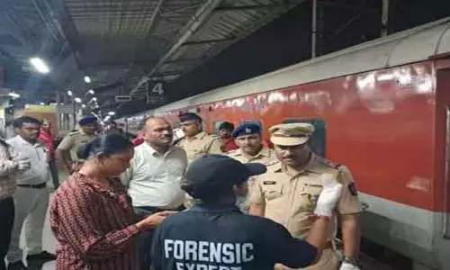 రైలులో ఆరేళ్ల చిన్నారిపై దారుణం.. బాత్రూమ్ లో పడేసి..