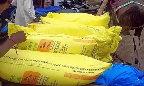 యూరియాతో రాజకీయమా?