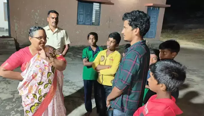 బాలుర వసతి గృహాన్ని ఆకస్మికంగా సందర్శించిన కలెక్టర్