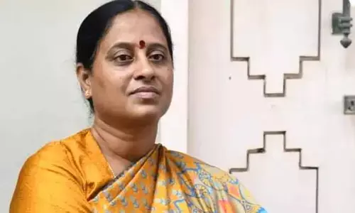 రైలు ప్రమాదంలో కాళ్లు కోల్పోయిన యువకుడికి మంత్రి కొండా సురేఖ బాసట