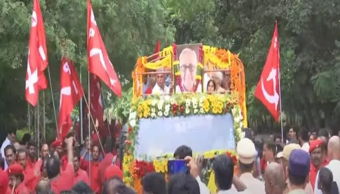 Suravaram Sudhakar: కామ్రెడ్ ఇక సెలవు.. ముగిసిన సురవరం అంతిమయాత్ర Suravaram Sudhakar: కామ్రెడ్ ఇక సెలవు.. ముగిసిన సురవరం అంతిమయాత్ర