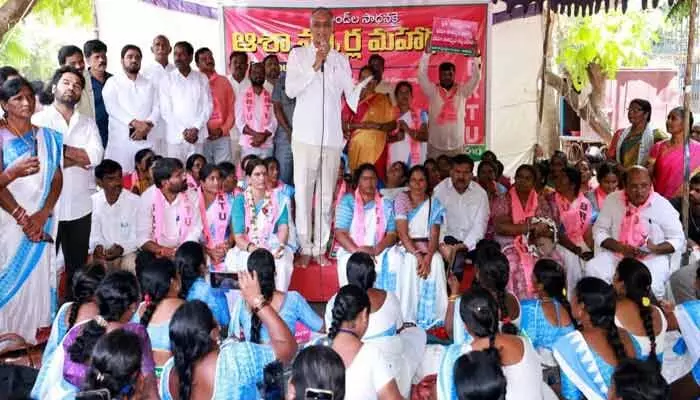 జేబులో కత్తెర పెట్టుకొని తిరుగుతున్న రేవంత్! ఆశా కార్యకర్తల మహాధర్నాలో హరీశ్రావు హాట్ కామెంట్స్ జేబులో కత్తెర పెట్టుకొని తిరుగుతున్న రేవంత్! ఆశా కార్యకర్తల మహాధర్నాలో హరీశ్రావు హాట్ కామెంట్స్