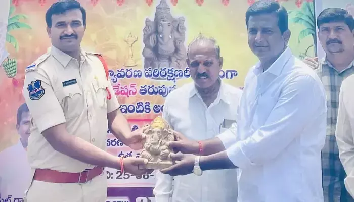 1000 మట్టి వినాయకుడి విగ్రహాల పంపిణీ 1000 మట్టి వినాయకుడి విగ్రహాల పంపిణీ