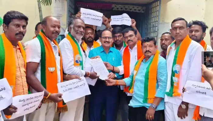 మిడ్ మానేరు నిర్వాసితుల సమస్యలన్నీ పరిష్కరించండి మిడ్ మానేరు నిర్వాసితుల సమస్యలన్నీ పరిష్కరించండి