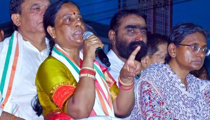 జనహిత పాదయాత్రలో మంత్రి కొండా సురేఖ కీలక వ్యాఖ్యలు జనహిత పాదయాత్రలో మంత్రి కొండా సురేఖ కీలక వ్యాఖ్యలు