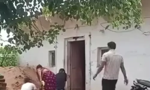 రిటైర్డ్ డీఎస్‌పీని కట్టేసి కొట్టిన భార్యాకొడుకులు.. వీడియో వైరల్