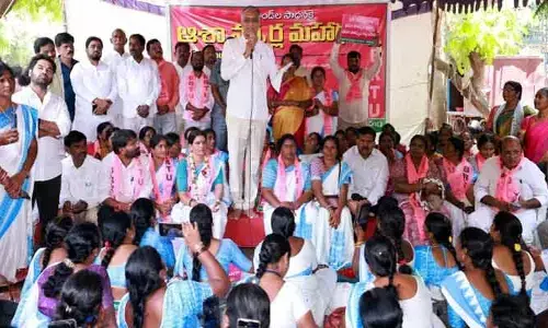 జేబులో కత్తెర పెట్టుకొని తిరుగుతున్న రేవంత్! ఆశా కార్యకర్తల మహాధర్నాలో హరీశ్‌రావు హాట్ కామెంట్స్