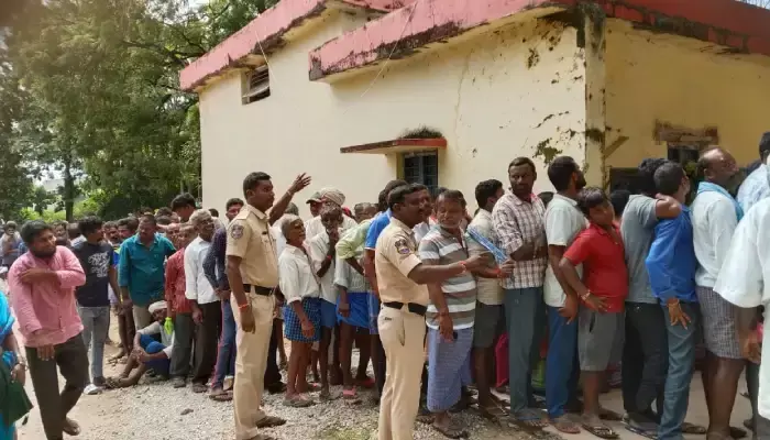పోలీస్‌ పహారా మధ్య యూరియా పంపిణీ