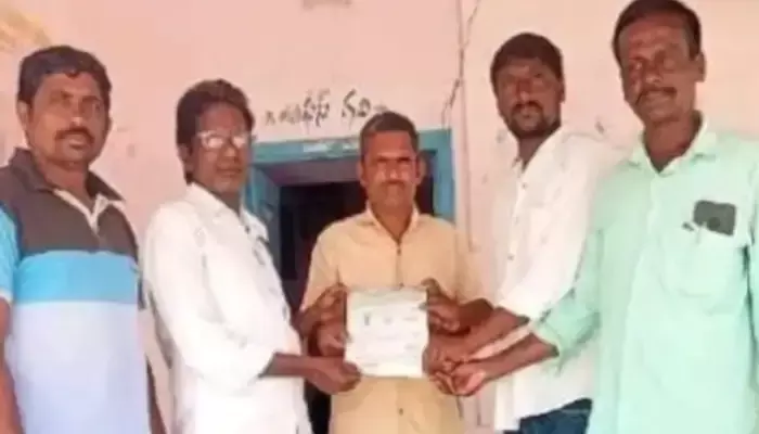 డొంకేశ్వర్ లో సీఎంఆర్ఎఫ్ చెక్కు అందజేత