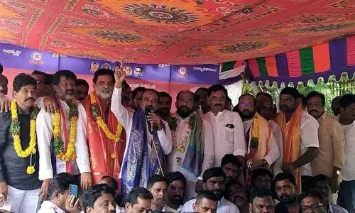 మిమ్మల్ని వదిలిపెట్టరు.. 42% అమలు చేసి స్థానిక ఎన్నికలు జరపాలి : ఎంపీ ఈటల ఫైర్