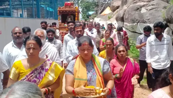 సిద్దుల గుట్టపై ప్రత్యేక పూజలు