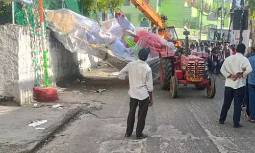 హైదరాబాద్‌లో అపశృతి.. నేలకొరిగిన భారీ గణనాథుడు