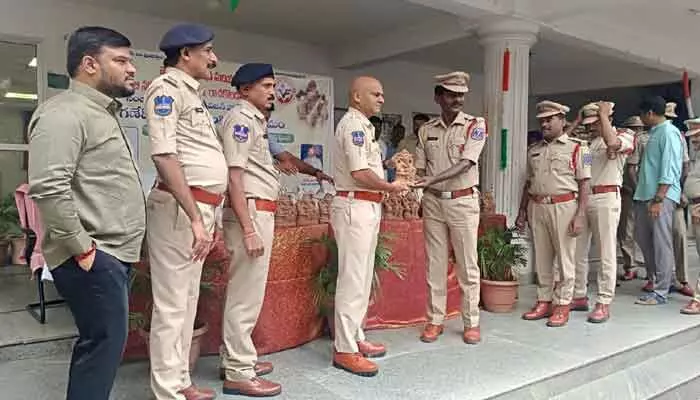 Ganesh Chaturthi : మట్టి వినాయకులను పూజించాలి.. Ganesh Chaturthi : మట్టి వినాయకులను పూజించాలి..