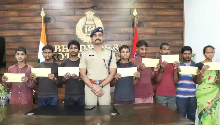 మావోయిస్టు పార్టీకి చెందిన 8 మంది దళ సభ్యుల లొంగుబాటు మావోయిస్టు పార్టీకి చెందిన 8 మంది దళ సభ్యుల లొంగుబాటు