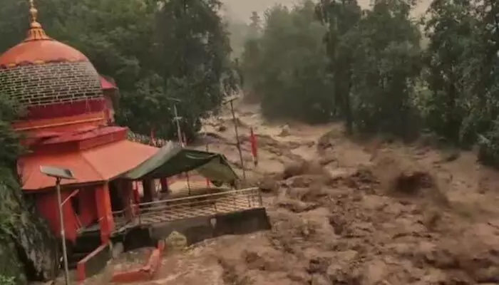 జమ్మూకాశ్మీర్లో మరోసారి క్లౌడ్ బరస్ట్.. ఆరుగురు మృతి! ఉధృతంగా ప్రవహిస్తున్న చీనాబ్ నది జమ్మూకాశ్మీర్లో మరోసారి క్లౌడ్ బరస్ట్.. ఆరుగురు మృతి! ఉధృతంగా ప్రవహిస్తున్న చీనాబ్ నది