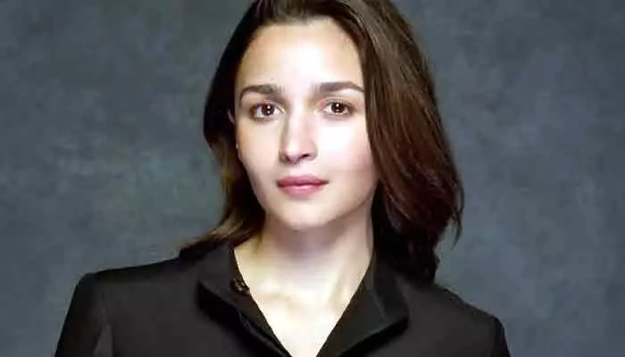 Alia Bhatt: మా ప్రైవేట్ లైఫ్కు భంగం కలిగిస్తున్నారు.. ఆ వీడియోలు వైరల్ చేయడంపై ఆలియా భట్ సీరియస్ Alia Bhatt: మా ప్రైవేట్ లైఫ్కు భంగం కలిగిస్తున్నారు.. ఆ వీడియోలు వైరల్ చేయడంపై ఆలియా భట్ సీరియస్